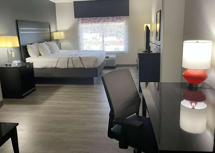 La Quinta & By Wyndham Midtown Hotel