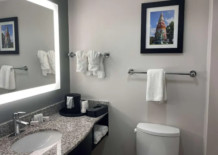 La Quinta & By Wyndham Midtown Hotel