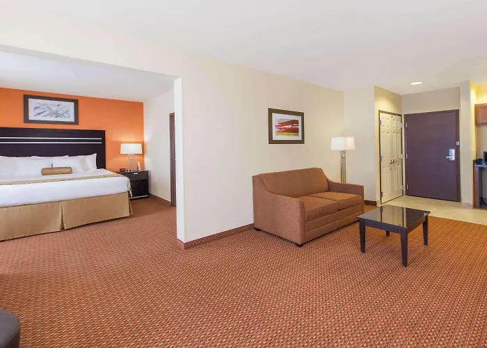 La Quinta & By Wyndham Midtown Hotel