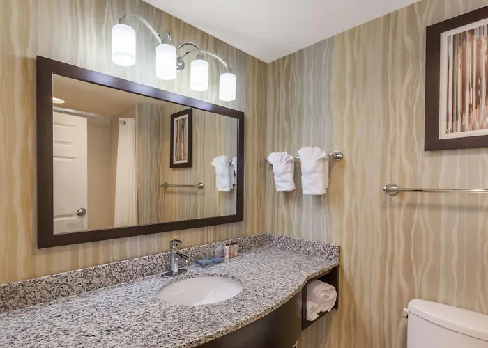 La Quinta & By Wyndham Midtown Hotel